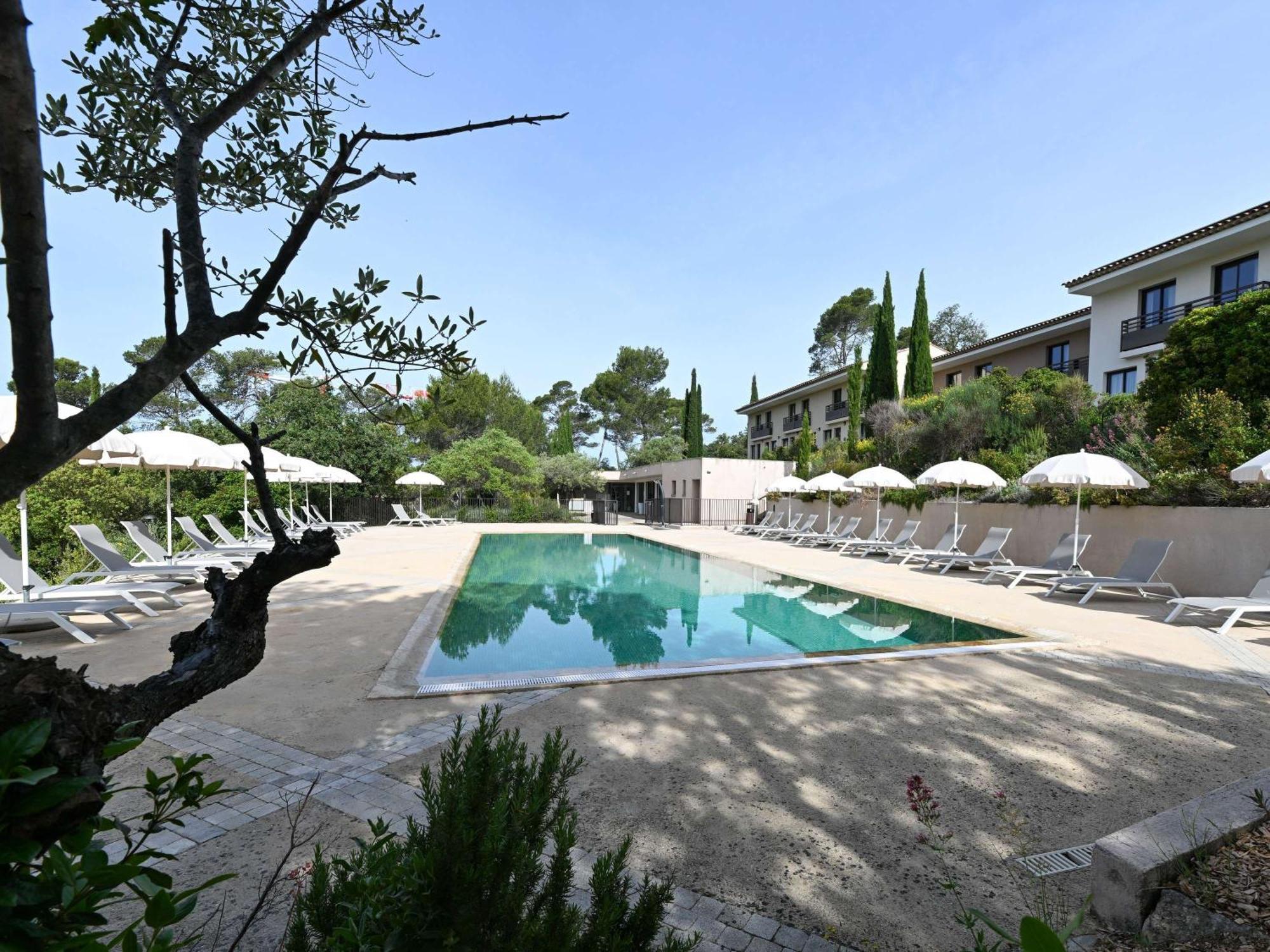 Mercure Brignoles Golf De Barbaroux & Spa Ngoại thất bức ảnh